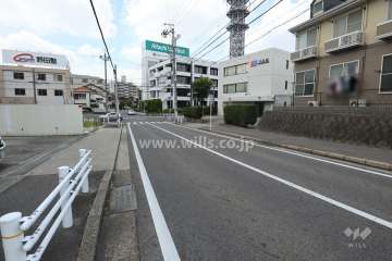 敷地北側の前面道路（東側から）