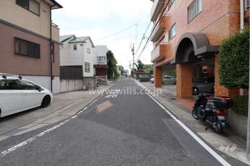 敷地東側の前面道路（北側から）
