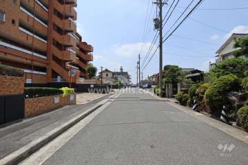 敷地北側の前面道路（東側から）