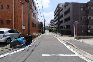 敷地西側の前面道路（北側から）