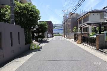 敷地北西側の前面道路（北東側から）