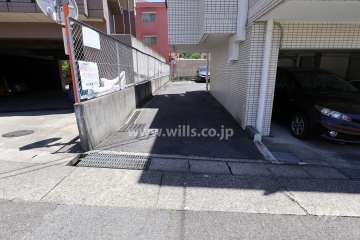 駐車場出入り口