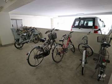屋内に設けられた駐輪場