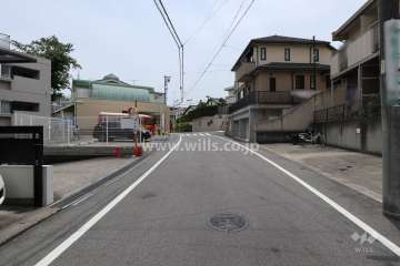 敷地北西側の前面道路（北東側から）
