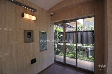 エントランスはオートロック付きです。