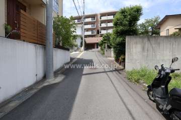 敷地南側の前面道路（南側から）