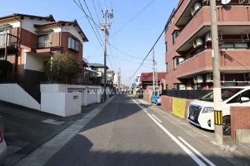 敷地西側の前面道路（南側から）