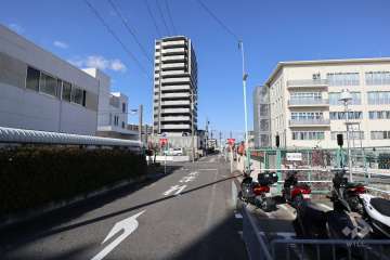 周辺は駐輪場の他、敷地東側は名古屋市交通局の敷地が広がっています。