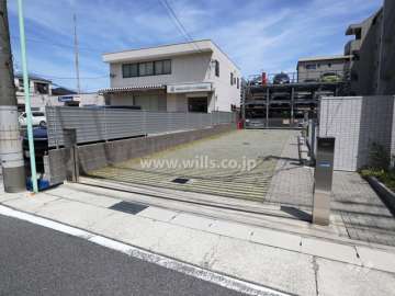 駐車場出入り口（ロボットゲート付き）