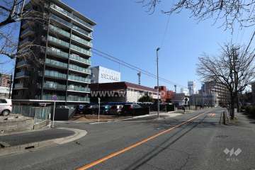 敷地西側の前面道路