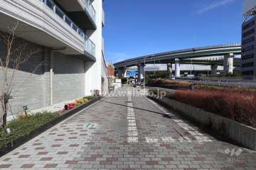 敷地の南東側の歩道（南西側から）