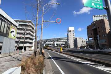 敷地の南西側前面道路（南東側から）