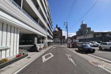 敷地の南西側前面道路（北西側から）