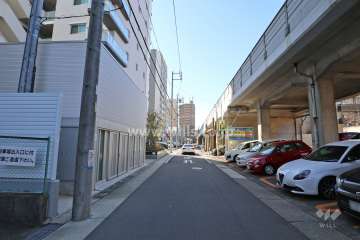 敷地の北西側前面道路（北東側から）