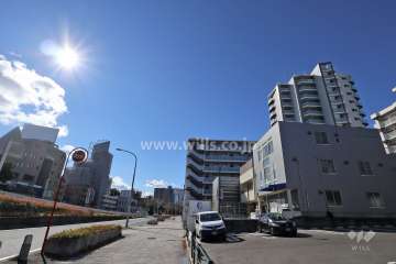 ライオンズ一社グランテラスの遠景。周辺は住宅の他、店舗や事務所などが混在する街です。