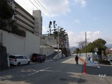 敷地北側には道を挟んで、阪神競馬場があります。