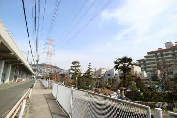 敷地西側に、阪急電鉄の平井車庫があります。
