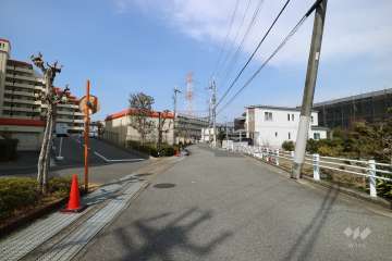 敷地北東側の前面道路