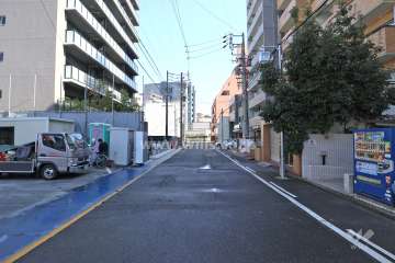 敷地北側の前面道路（西側から）