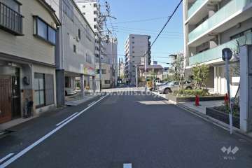 敷地南側の前面道路（東側から）