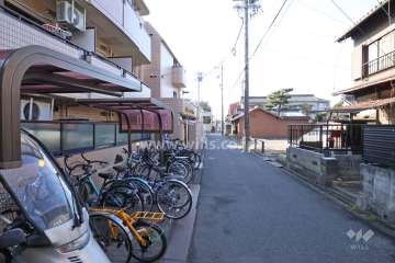 敷地西側の前面道路