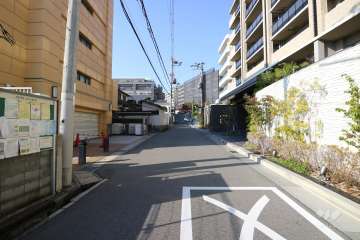 敷地南側の前面道路（東側から）