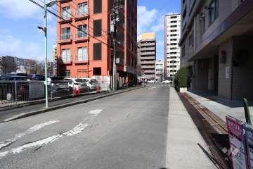 敷地東側の前面道路（南側から）