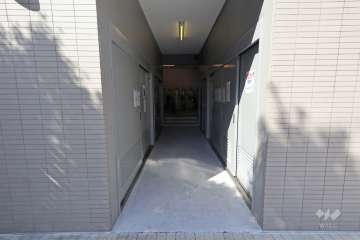 駐輪場へのアプローチ