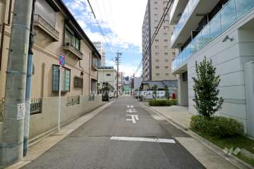 敷地東側の前面道路（北側から）