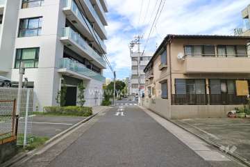 敷地東側の前面道路（南側から）