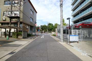 敷地西側の前面道路（南側から）