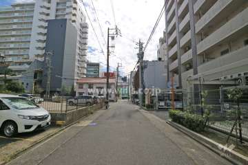 敷地東側の前面道路（南側から）
