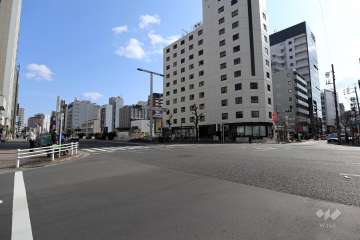 敷地北東側の前面道路（北西側から）