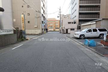敷地東側の前面道路（北側から）