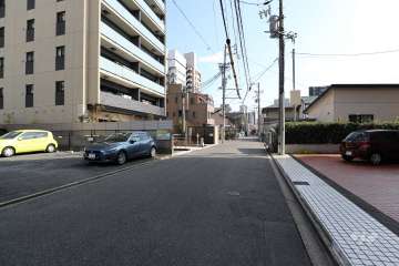 敷地南側の前面道路（西側から）