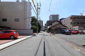 敷地北側の前面道路（東側から）