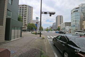 敷地北側の前面道路（東側から）