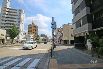 敷地東側の前面道路（北側から）