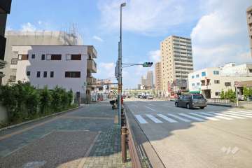 敷地東側の前面道路（南側から）