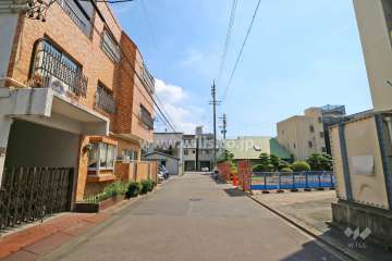 敷地西側の前面道路（北側から） 