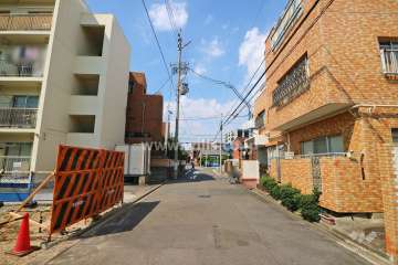 敷地西側の前面道路（南側から）