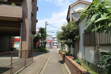 敷地東側の前面道路（南側から）