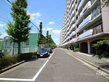 A棟前の敷地内通路（東側から）