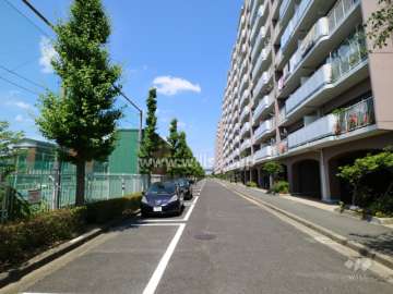 A棟・B棟前の敷地内通路と駐車場（屋外平面式）