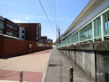 敷地西側の出入口前の通路