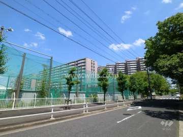 谷田川パークハウスの遠景と敷地東側の前面道路。敷地の南側は名古屋中学校・高等学校の敷地です。
