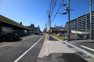 敷地南側の前面道路（東側から）