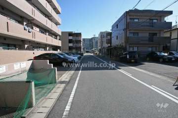 敷地南側の前面道路（西側から）