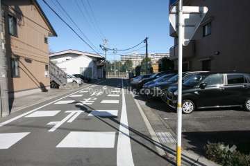 敷地西側の前面道路（南側から）