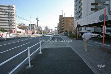 敷地北側の前面道路（西側から）